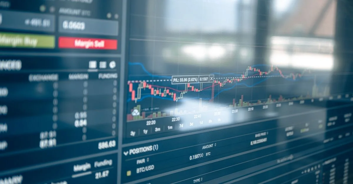 Une vue détaillée d'un écran de trading de cryptomonnaie, avec des graphiques et des tableaux.