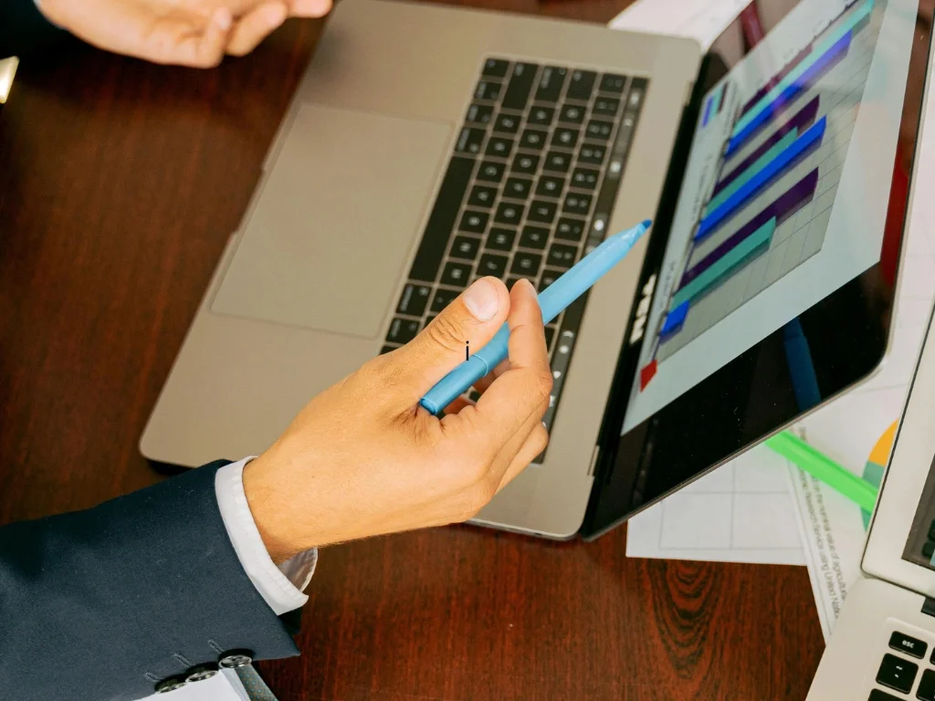 Deux professionnels du marketing travaillant sur une stratégie de netlinking et de citations locales dans un bureau moderne.